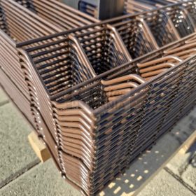 3D kerítés elem barna RAL 8017 4mm – kerítéstáblák kötegben felülnézet, 103-203 cm magas