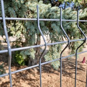 3D kerítéstábla antracit 60x200 RAL 7016 4mm legolcsóbb – kerítéselem közelkép kertben, 123-153 cm