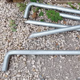 Mobilkerítéshez kerítés támasz rögzítő (leszúró)