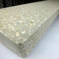 Szürke műkő kerítés fedlap, pillér fedkő