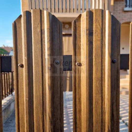 Bordázott lemez kerítésléc – dió